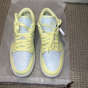 WOMEN'S NIKE AIR JORDAN 1 LOW SIZE 9 CITRON / WHITE / LEMONADE